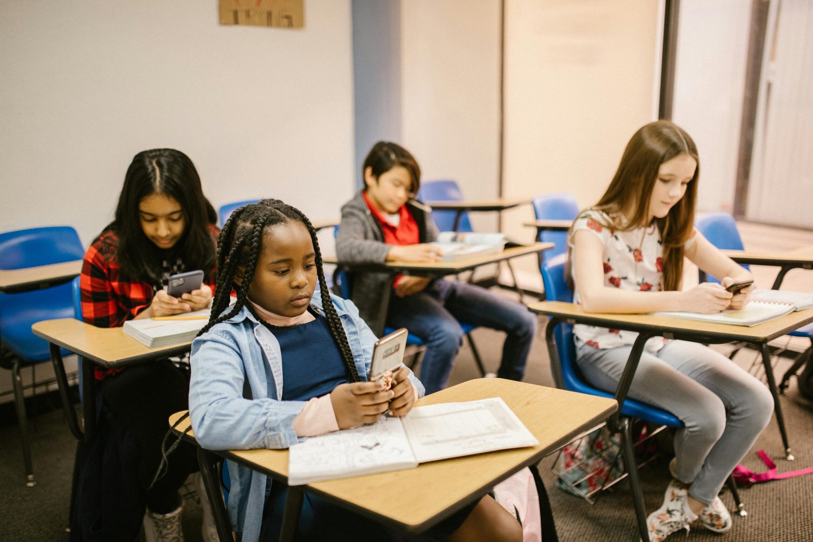 Dads Demand Smartphone Ban in Schools